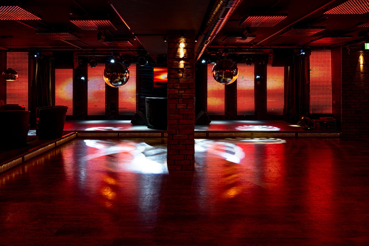 MONO Bautzen erklärt Club Eventspace und Kulturort in einem bautzen minigolf schwarzlicht